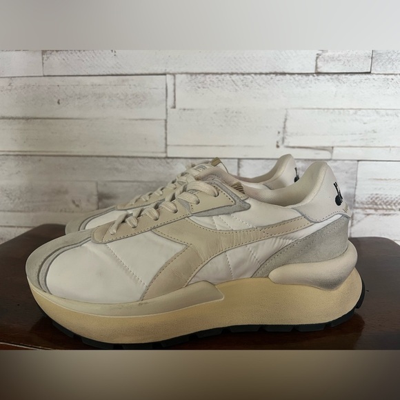 DIADORA Gender Inclusive Mercury Elite Water Resistant Sneaker in Size 6 5. (Wo)